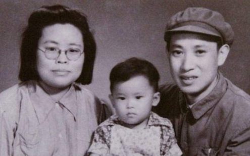 田家英女儿不懂事捉弄毛主席，其父本想批评，主席一句话瞬间消气