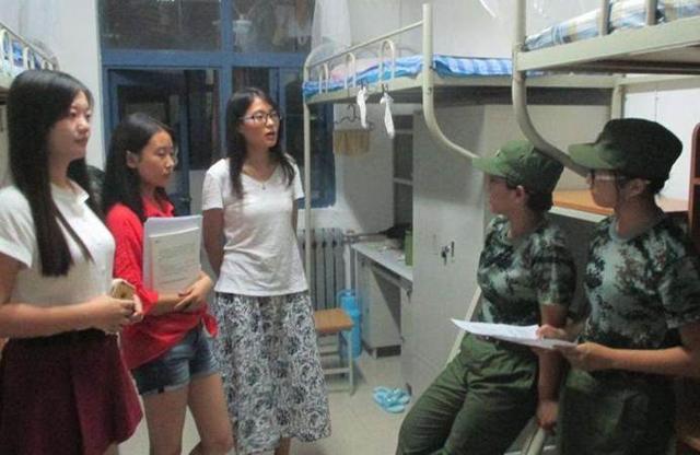 大一新生寝室标语火了，辅导员看了哭笑不得，网友：00后果然有才