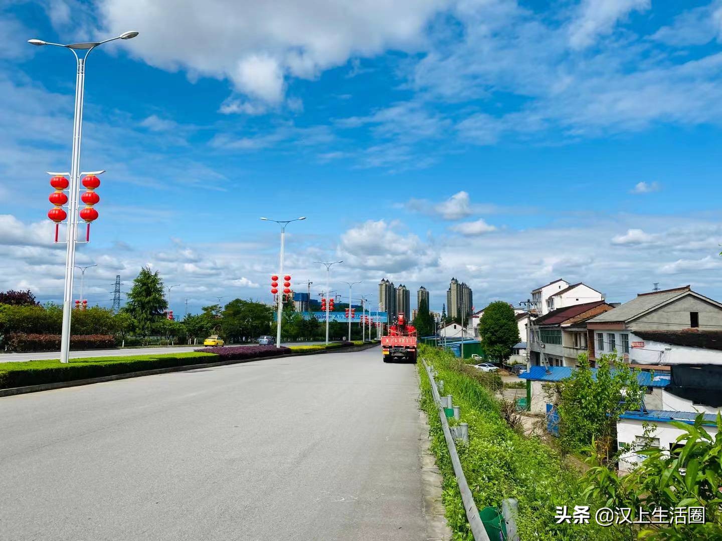 我骑在车上看风景，路边的人在看我，我挥一挥手，不带走一丝云彩