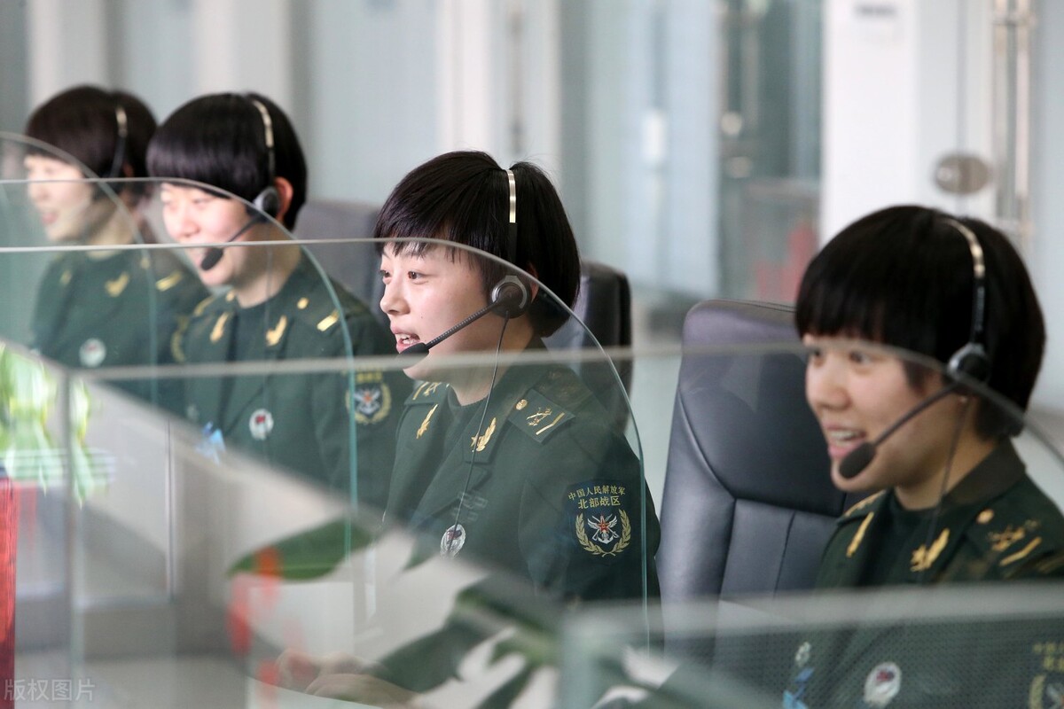 女儿大二入伍，父母希望她在部队报考军校，前途会怎么样？