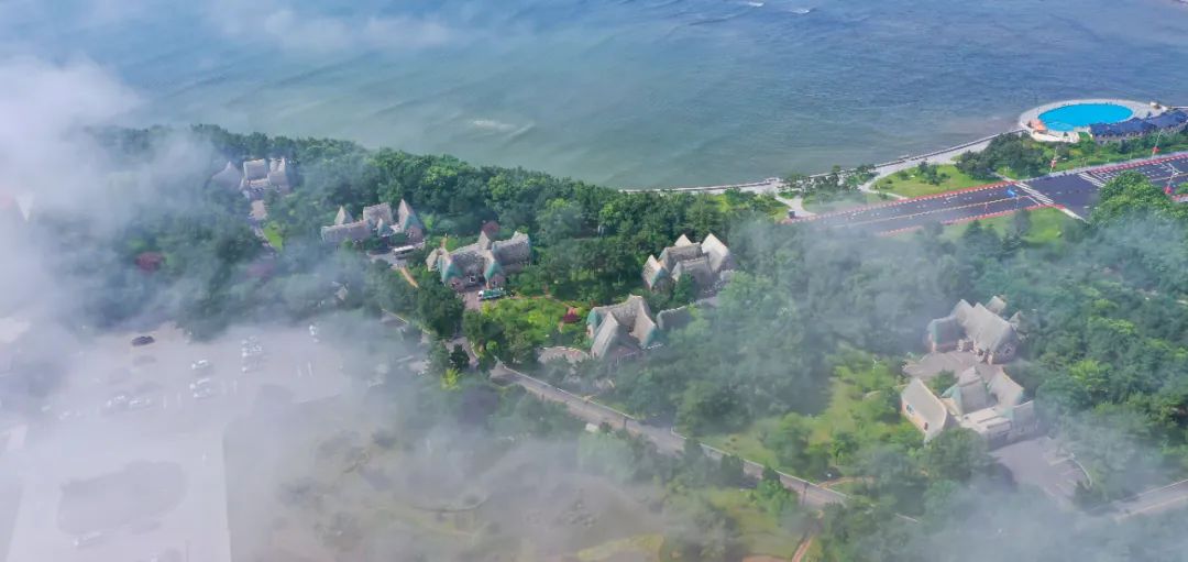 云缭碧海、雾绕青山，夏日荣成若仙境