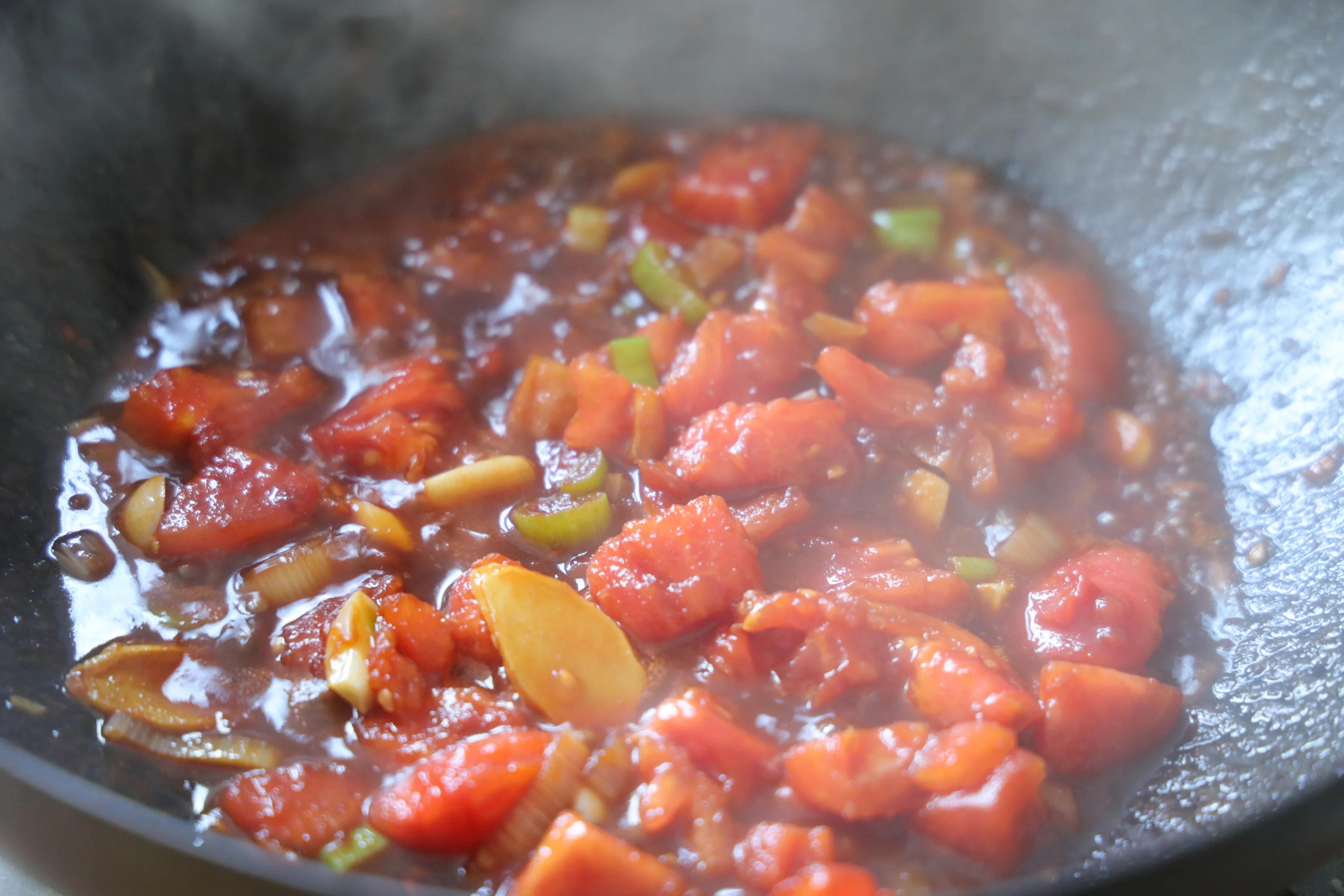 天气越来越冷，砂锅炖白菜豆腐不能少，汤鲜味美，吃完浑身暖