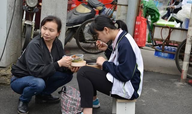 母亲答应儿子去陪读，没想到背后却另有隐情，得知真相后悔不当初