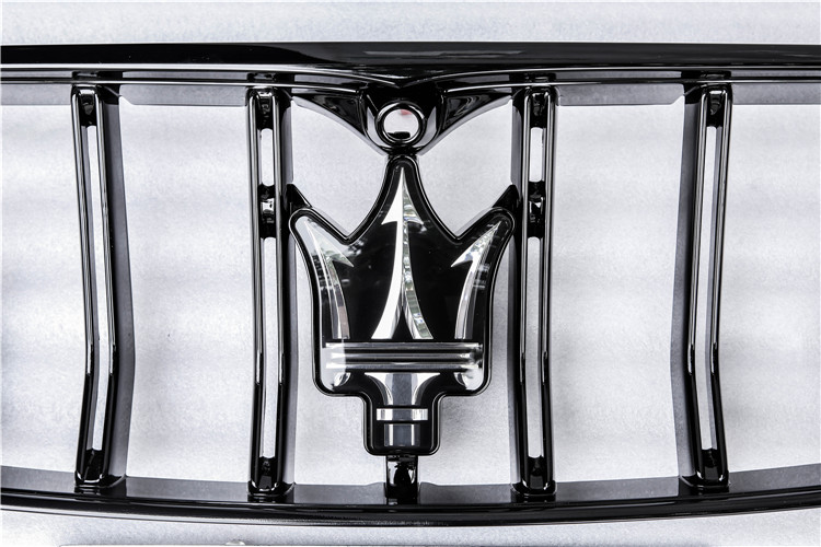 玛莎拉蒂车系运动版双竖杠中网镜面标，有颜有型的玛莎拉蒂