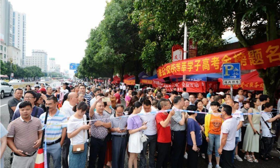 中高考当天要不要全程陪考？一些家长很纠结，聪明的家长却这么做