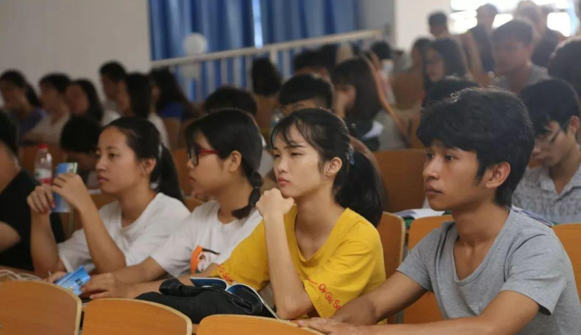 大一挂科和大三挂科，哪个后果更严重？实际差距不是一星半点