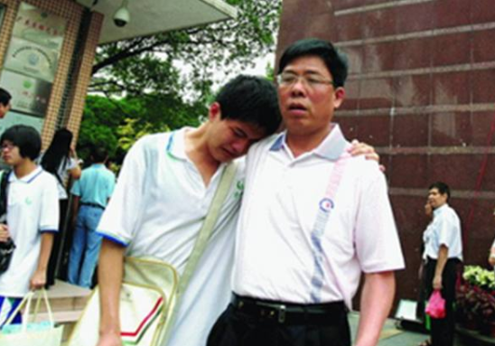 高三时家长要不要去陪读？一位母亲的亲身经历表示，选错苦不堪言