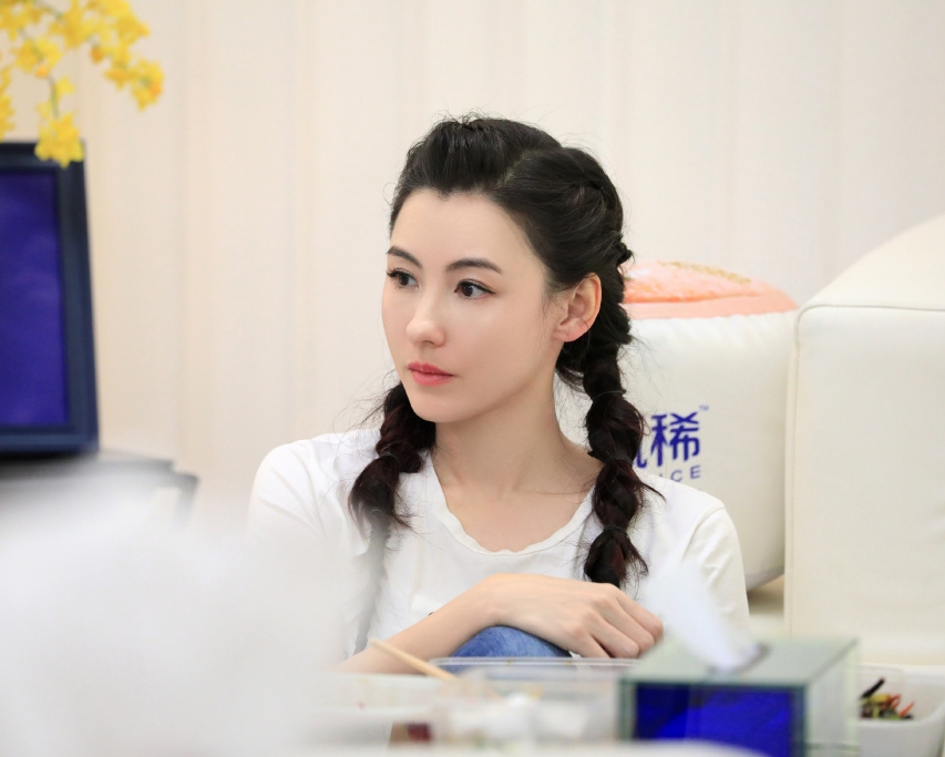 被张柏芝的花样编发美翻,简单时髦好上手,清爽减龄好适合夏天