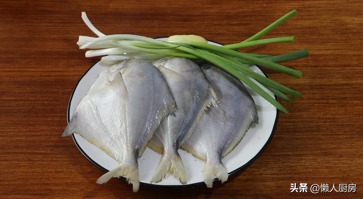 白鲳鱼的做法家常做法(鲜美白鲳，家庭美食轻松烹调)