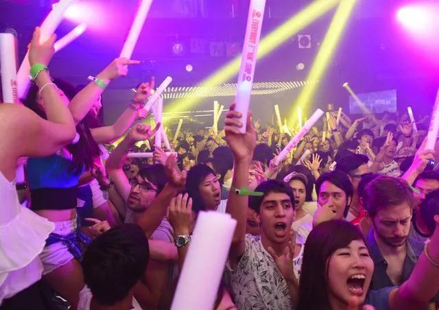 财阀控制中的韩娱圈，进行“黄色”交易，女星不堪暴力自杀身亡