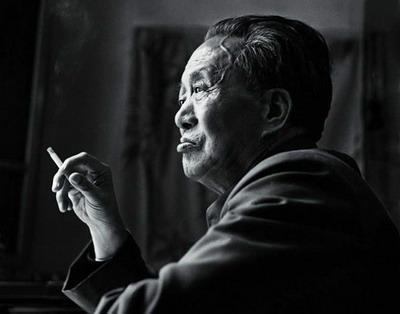 致敬诗人艾青，品读他的经典诗歌《我爱这土地》