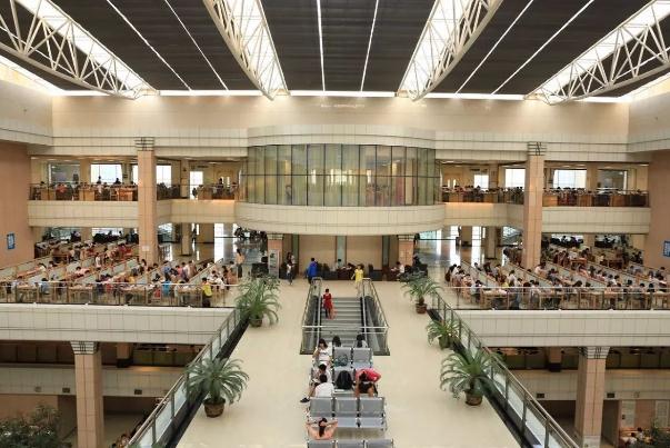 校园建筑独特的几所高校，号称“国产霍格沃茨”，魔幻气息十足