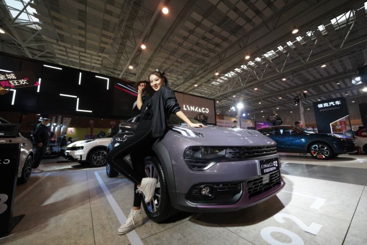 半岛聚焦丨怒减20斤经历残酷选拔淬炼，半岛女记者体验真实车模生活