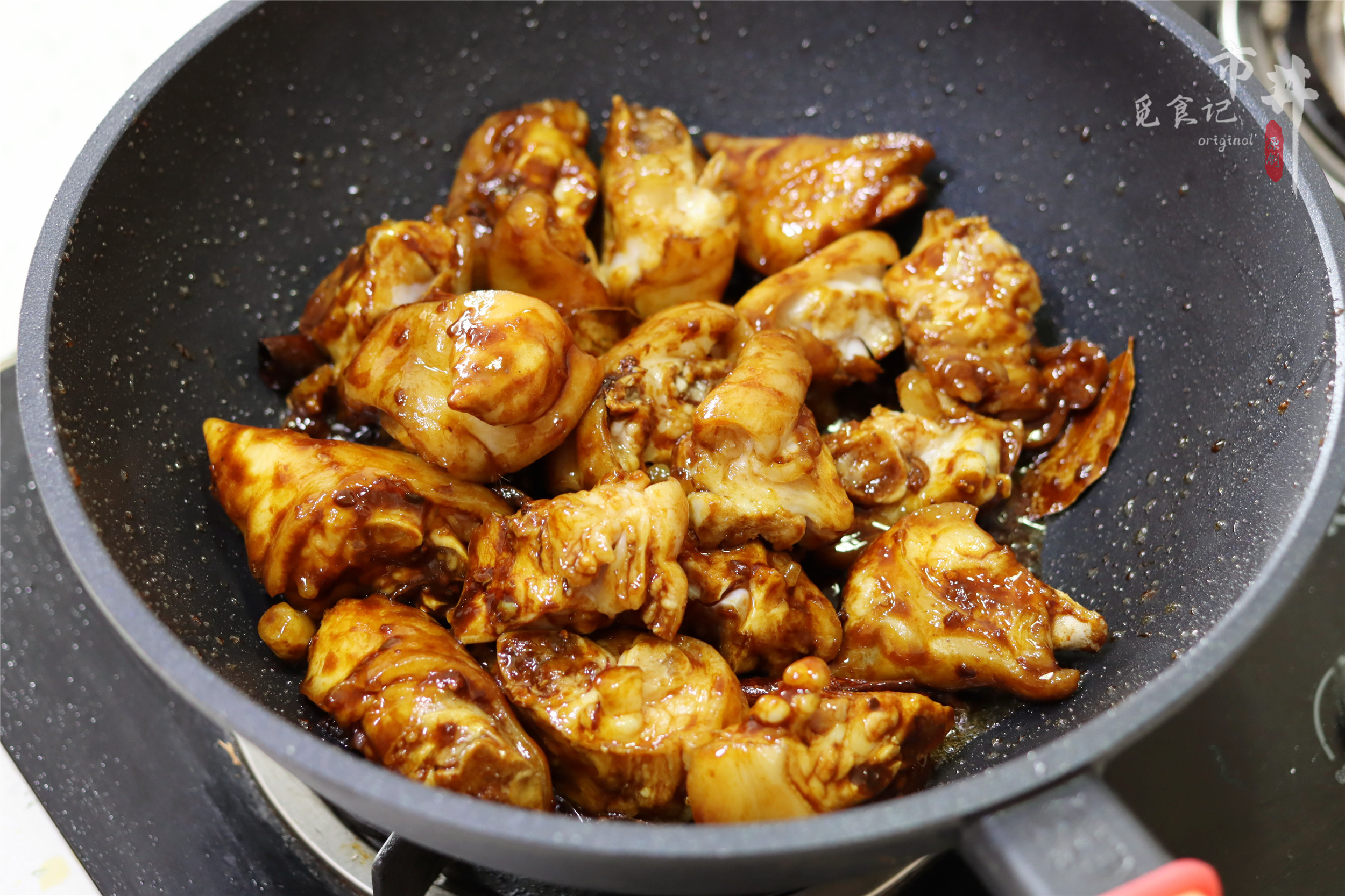 做红焖猪蹄，这2样和猪蹄是绝配，炖一起香而不腻，酥烂软糯