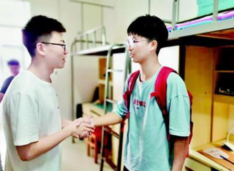 某大学推出“夫妻宿舍”，让学生夫妇同住，单身狗流下羡慕的泪水