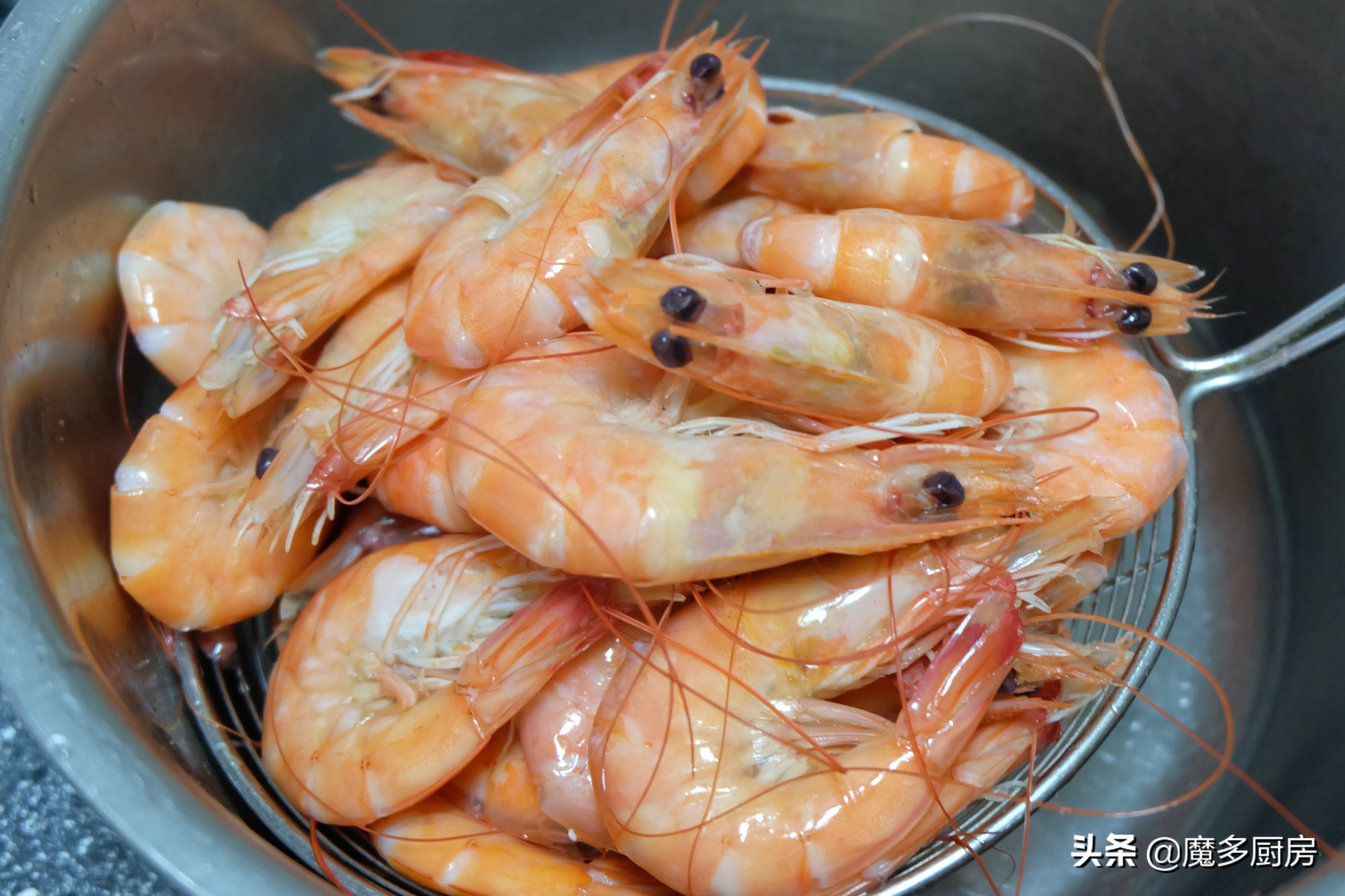 一斤虾做一盘菜，营养美味做法简单，可以列入中秋家宴菜单了