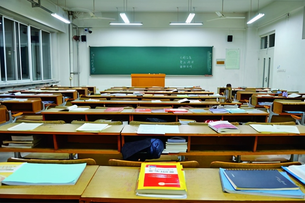 清华教室实拍图，“内卷”趋势越发严重，高学历低素质遭群嘲