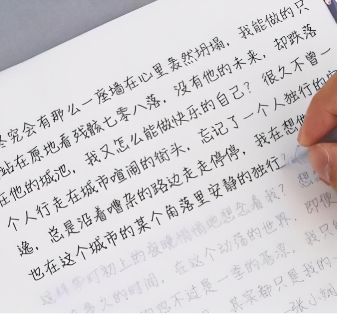 高中生“元宝体”火遍校园，字迹工整小巧可爱，老师不忍心扣分