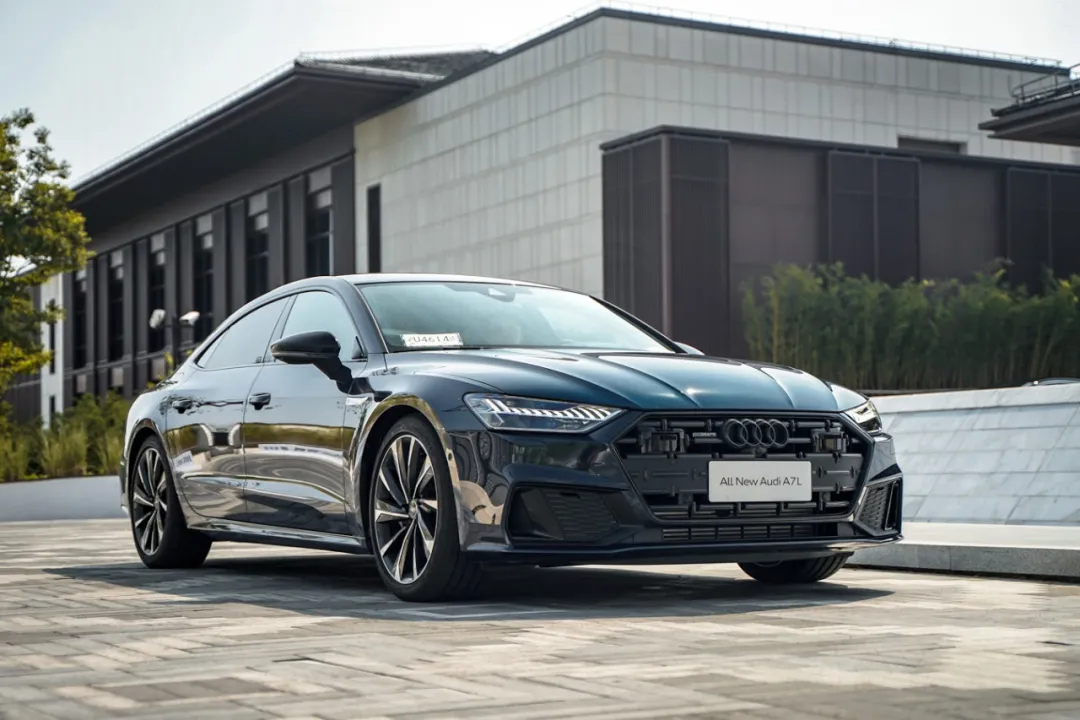 3.0T V6，5.6秒破百，配置比肩自家旗舰，看完价格我哭了