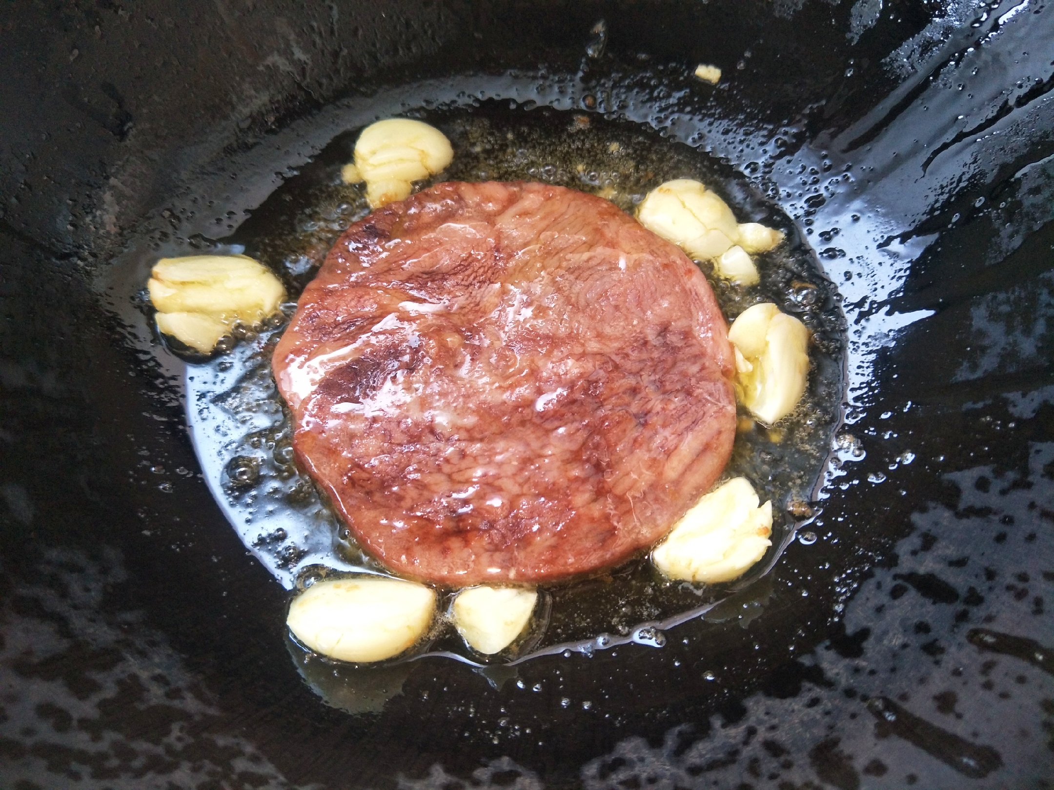 煎牛排时,教你正确做法,牛排香嫩入味,不比去饭店买的差