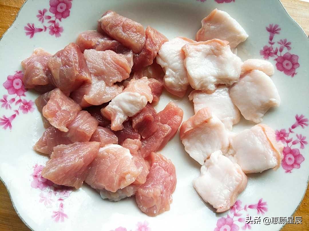 鱿鱼干怎样做最好吃？鱿鱼烧肉有妙招，鲜香脆嫩不腥，太爽了