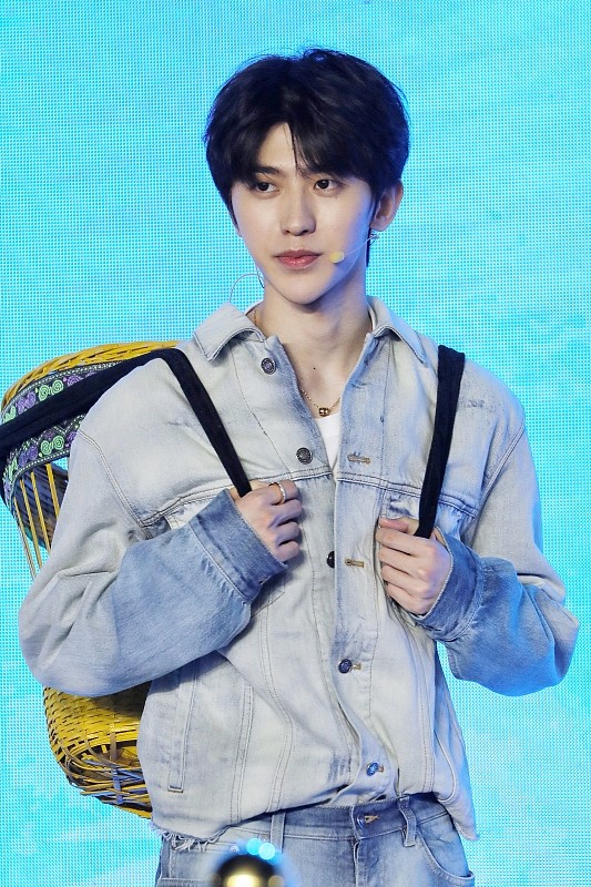 穿着浅色牛仔服好帅气(穿着浅色牛仔服好帅气图片)