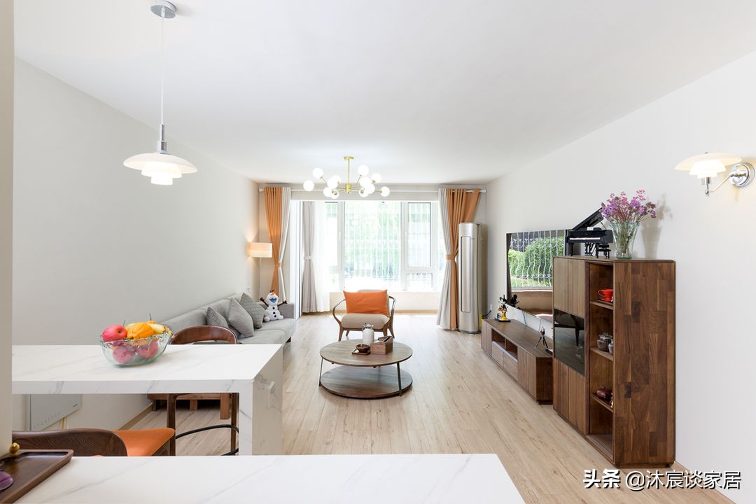 她家不做吊顶也不做背景，不断给空间“减负”，真是越简单越好看