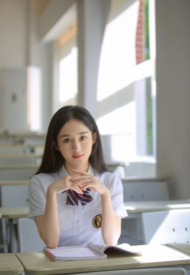赵丽颖为消防员点赞！穿白T扎高马尾扮嫩美成校花，时尚感又强了