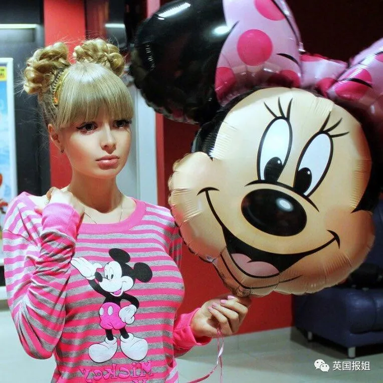 俄国美女从小被“圈养”！父母把她当活娃娃，丰胸细腰拍性感照