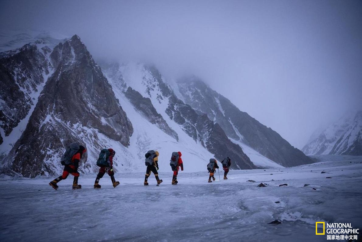 尼泊尔登山者首次实现冬季登顶乔戈里峰