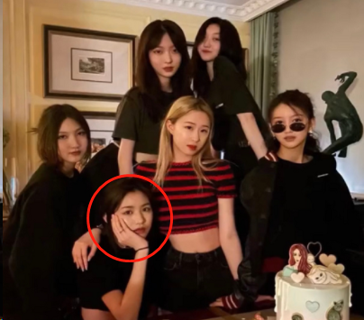 15岁李嫣与闺蜜聚会，穿短裤背心大秀好身材，疑穿辱华品牌引争议