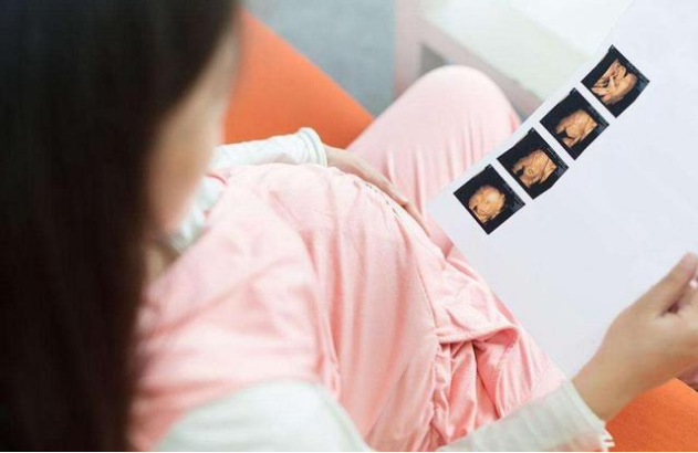 女大学生凌晨宿舍内生子，一个9斤重男孩，舍友：不是第一胎了