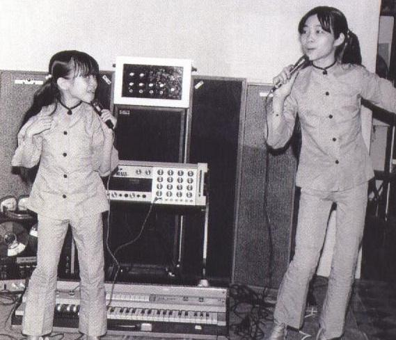 梅艳芳罕见照：从4岁到40岁，34张照片看尽“女人花”短暂的一生