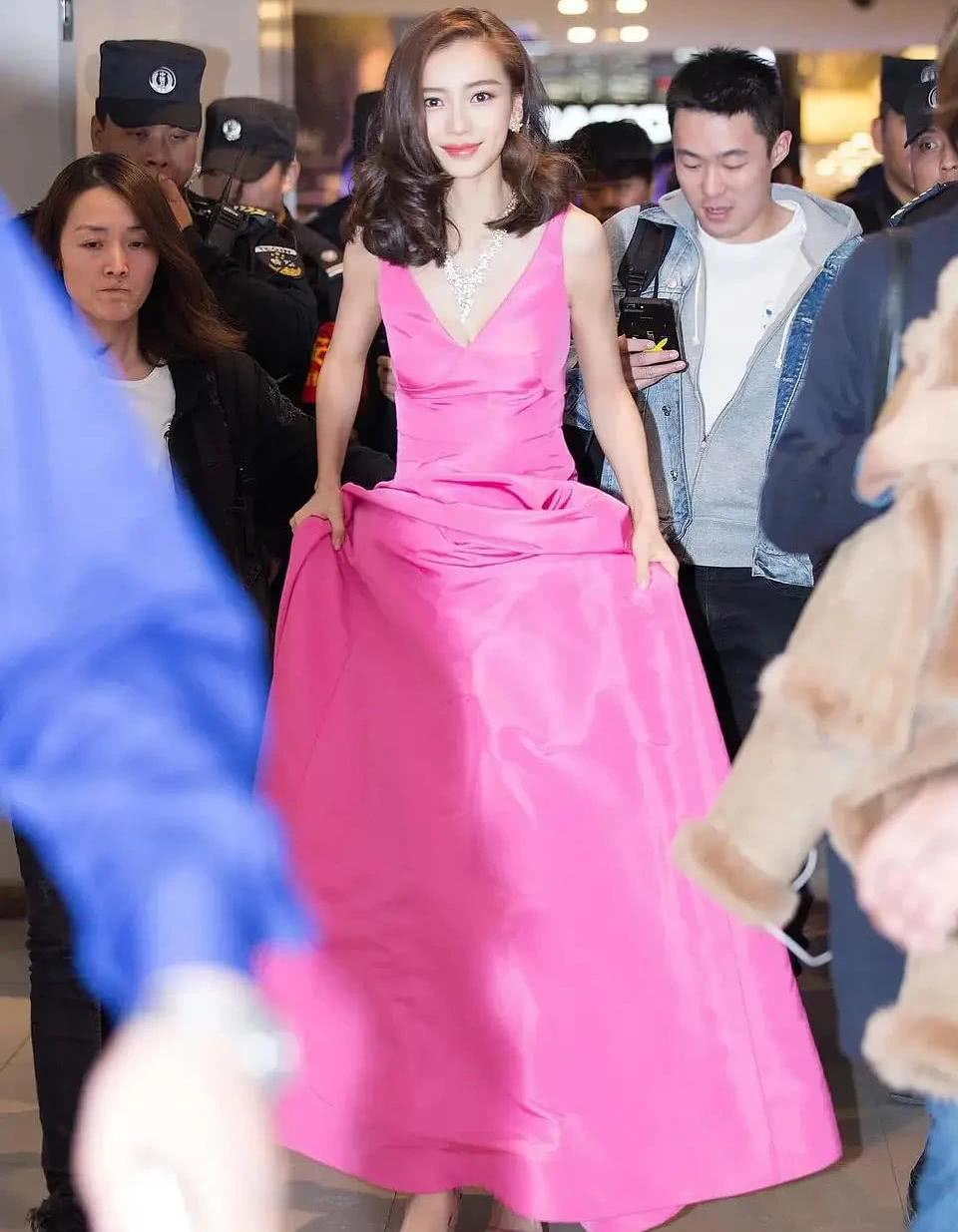 Angelababy和黄晓明又秀恩爱,穿背心配短裙好A,嫩得像个00后