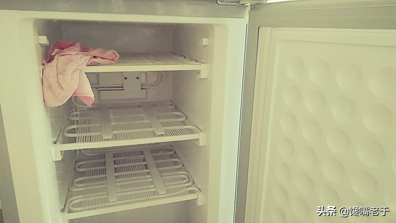 冰箱总是结冰，占空间又耗电怎么办？学会这一招，冰箱干净又省电