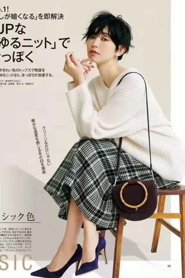 “毛衣+半身裙”，才是2021秋冬最时髦气质的打开方式