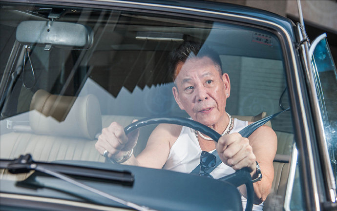 视帝龙劭华：被父母遗弃，被关鸡笼，拥有多段感情，68岁离世