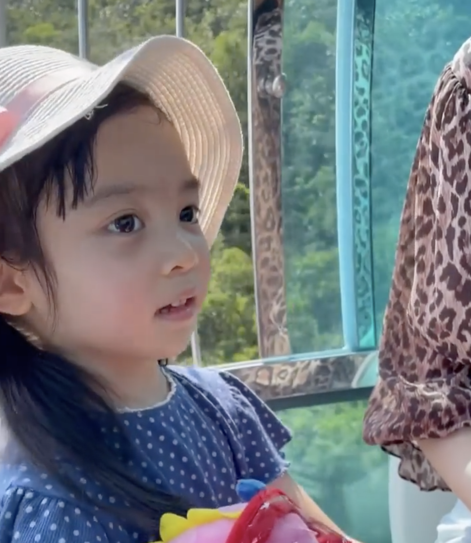 熊黛林晒女儿视频，母女聊天无障碍，姐姐口齿清晰漂亮似洋娃娃