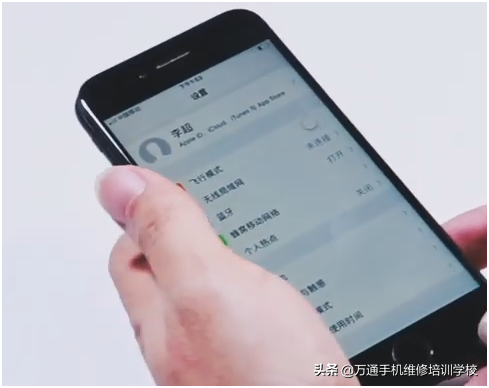 iPhone7手机突然无服务了，师傅换一个成本几毛钱的小元件搞定