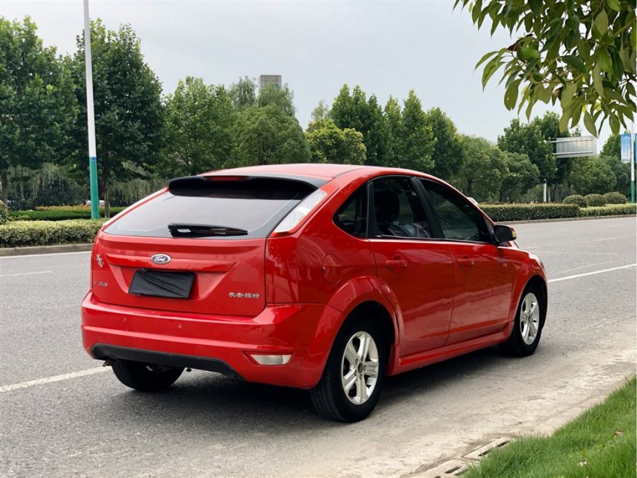 成都锦和二手车市场带你看年轻人2万买练手车,福克斯还是骐达?