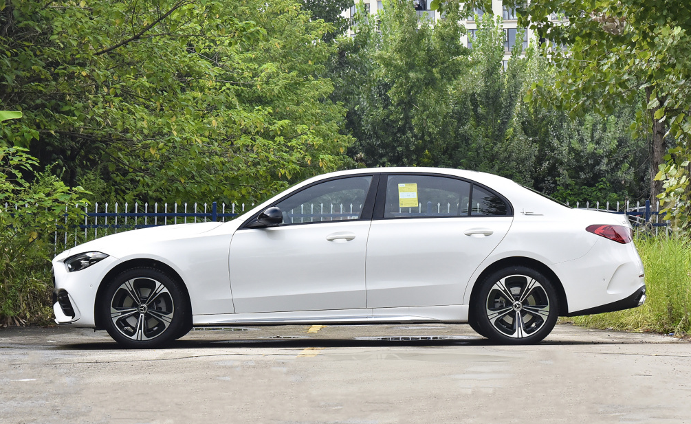 奔驰低配多少钱一辆(奔驰新车无优惠) - 价格百科