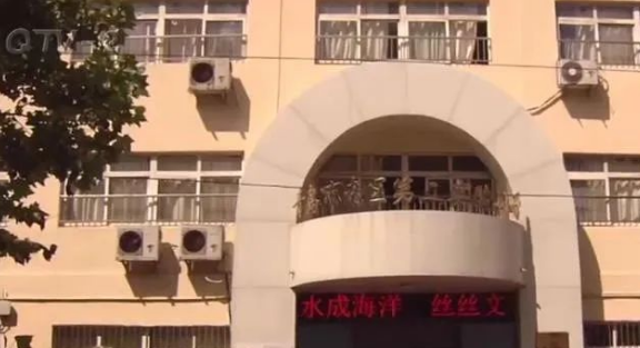 8岁女孩被同班男同学铅笔戳脚背，险些致残！学生家长透露更多恐怖细节