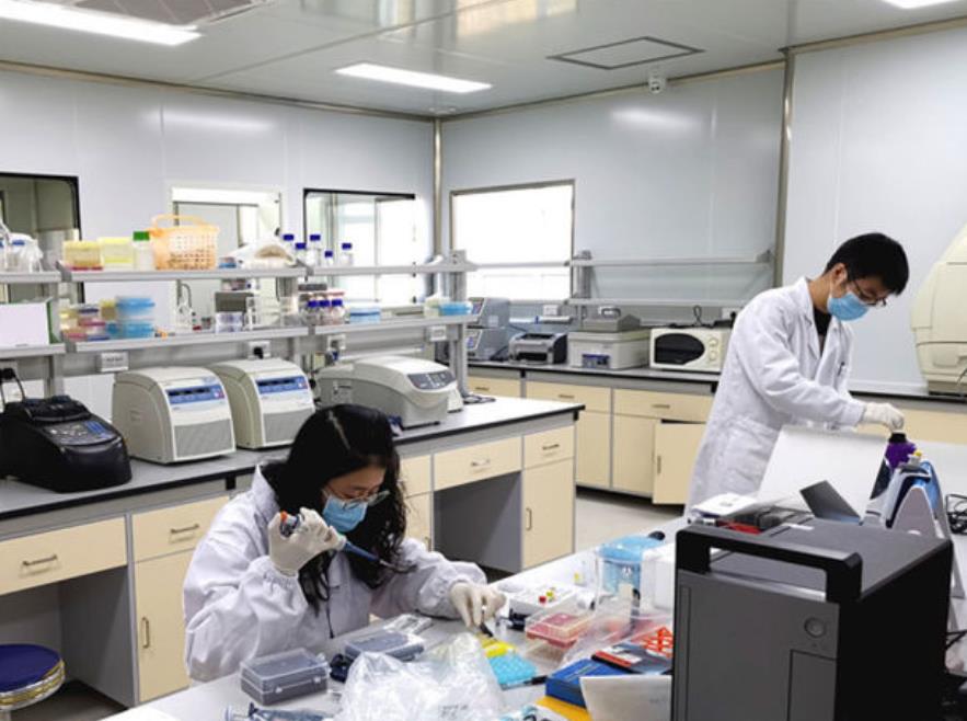 大学生宿舍变化差异大，从逼仄十二人间到家庭套房，学校目的显然