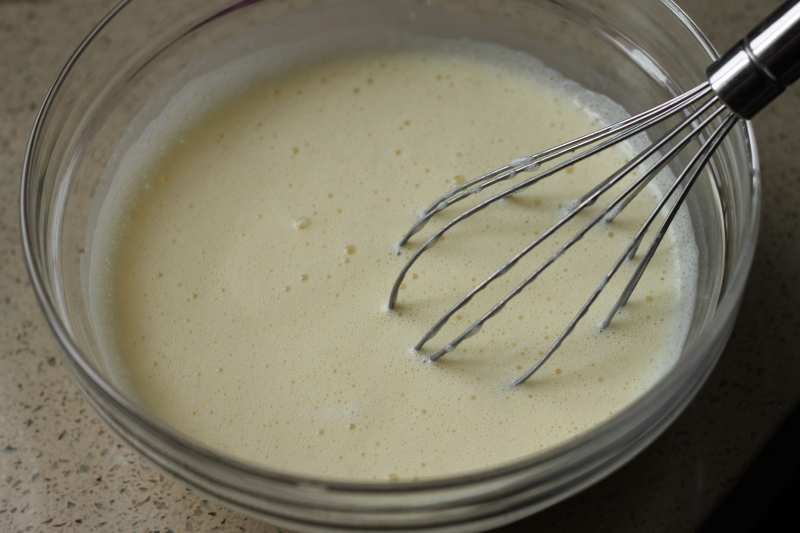 网红店60多一小片的千层蛋糕，有不粘锅和一个爱动的小朋友就能做