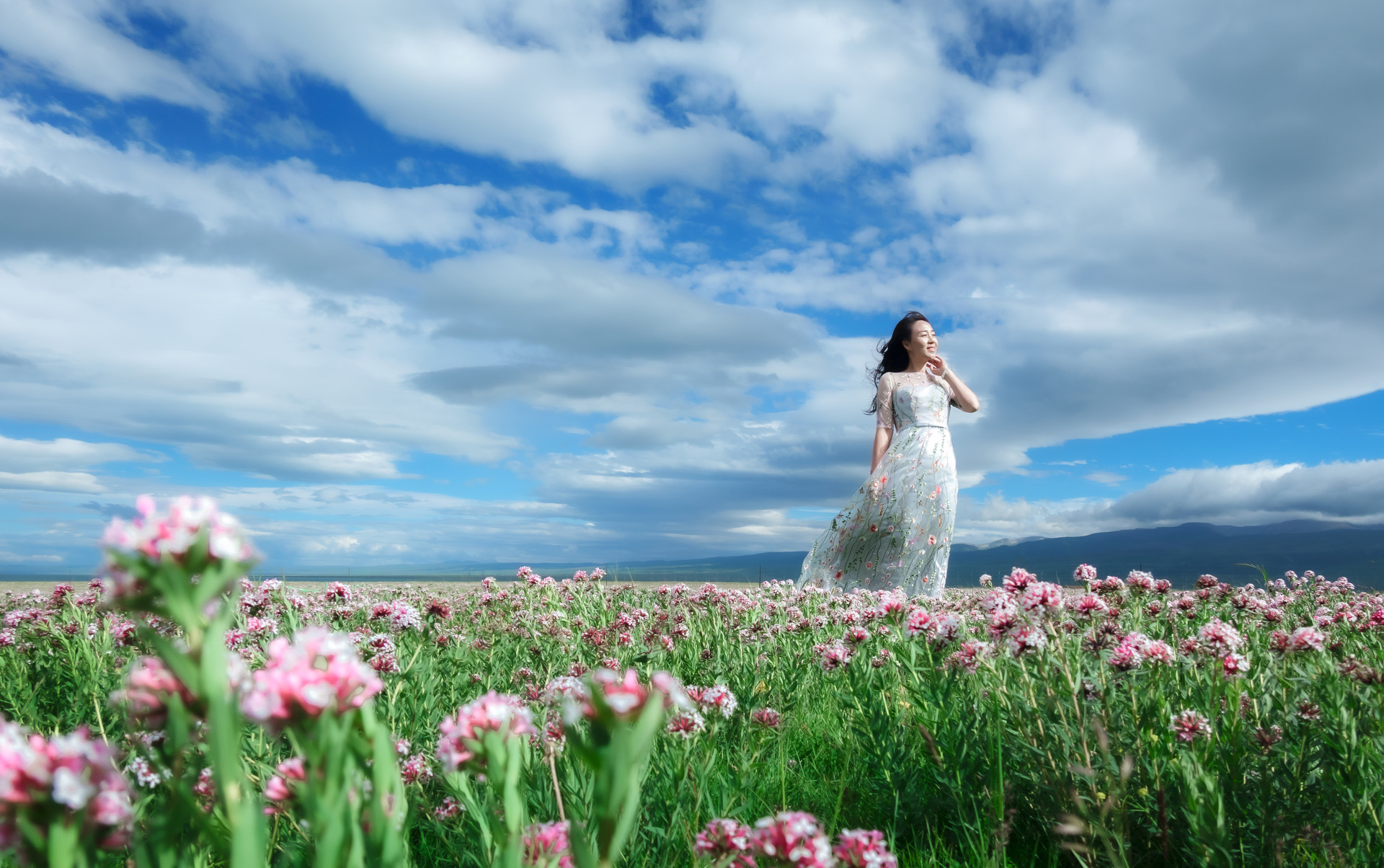 阿姨们外出游玩拍照,学好这些拍照姿势技巧,拍照耐看又大方典雅