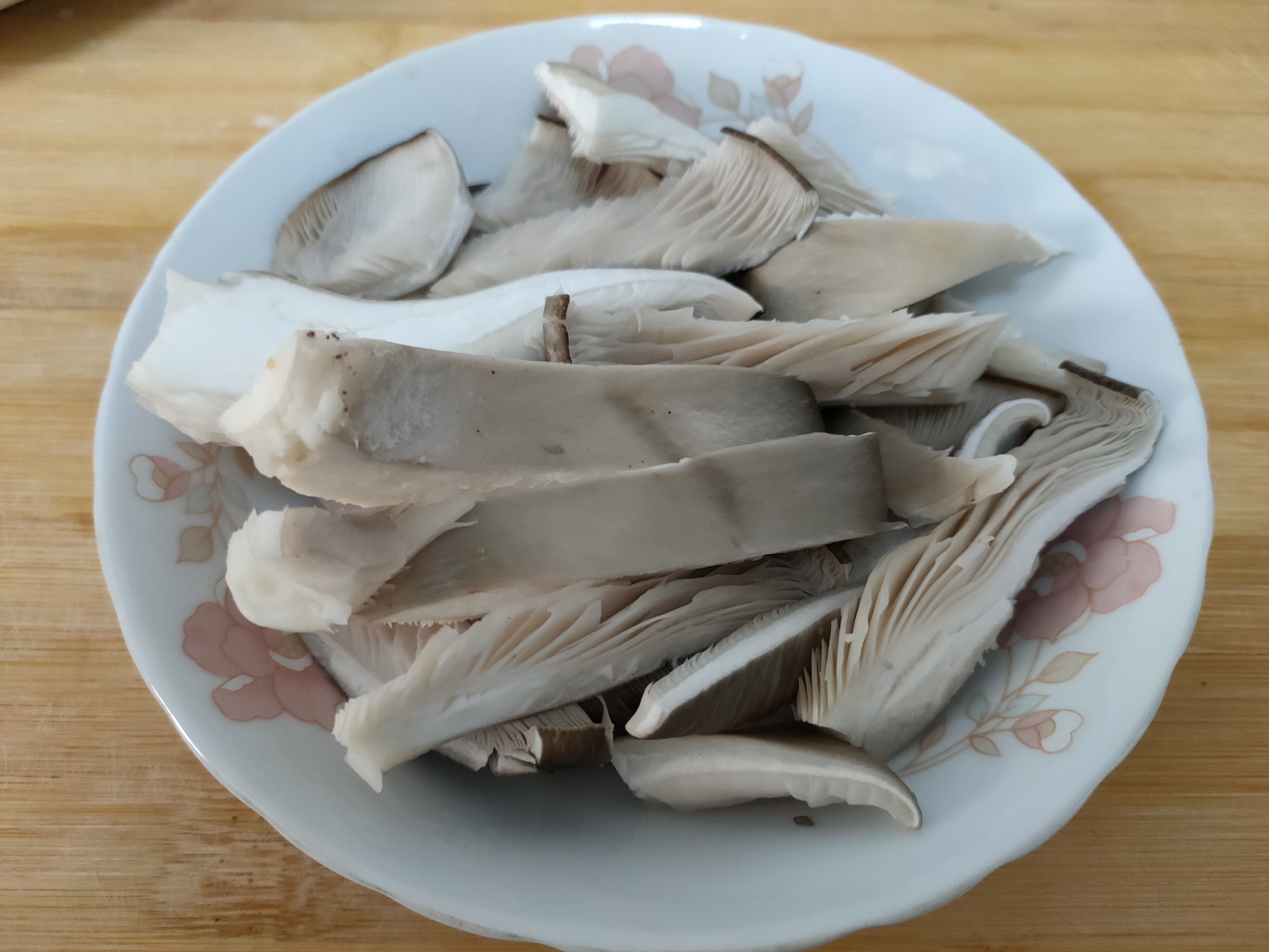 立夏过后，蘑菇和豆苗是绝配，简单烹饪营养高，清脆入味