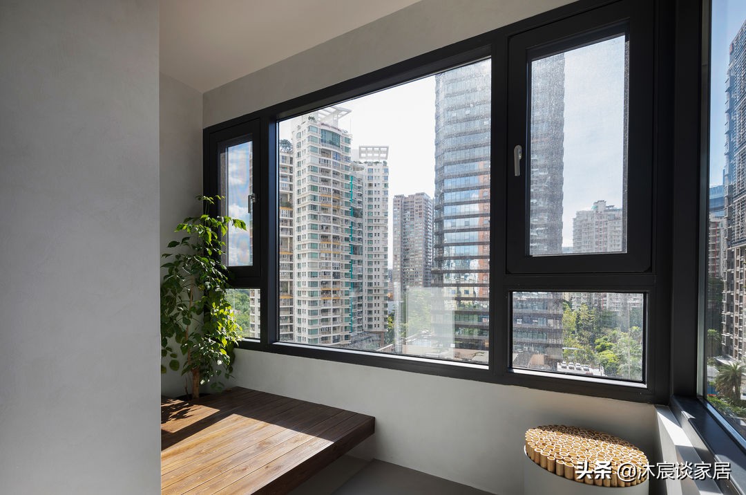 她买下46㎡小屋，装成侘寂风，家徒四壁的那种，想不到住着很舒适