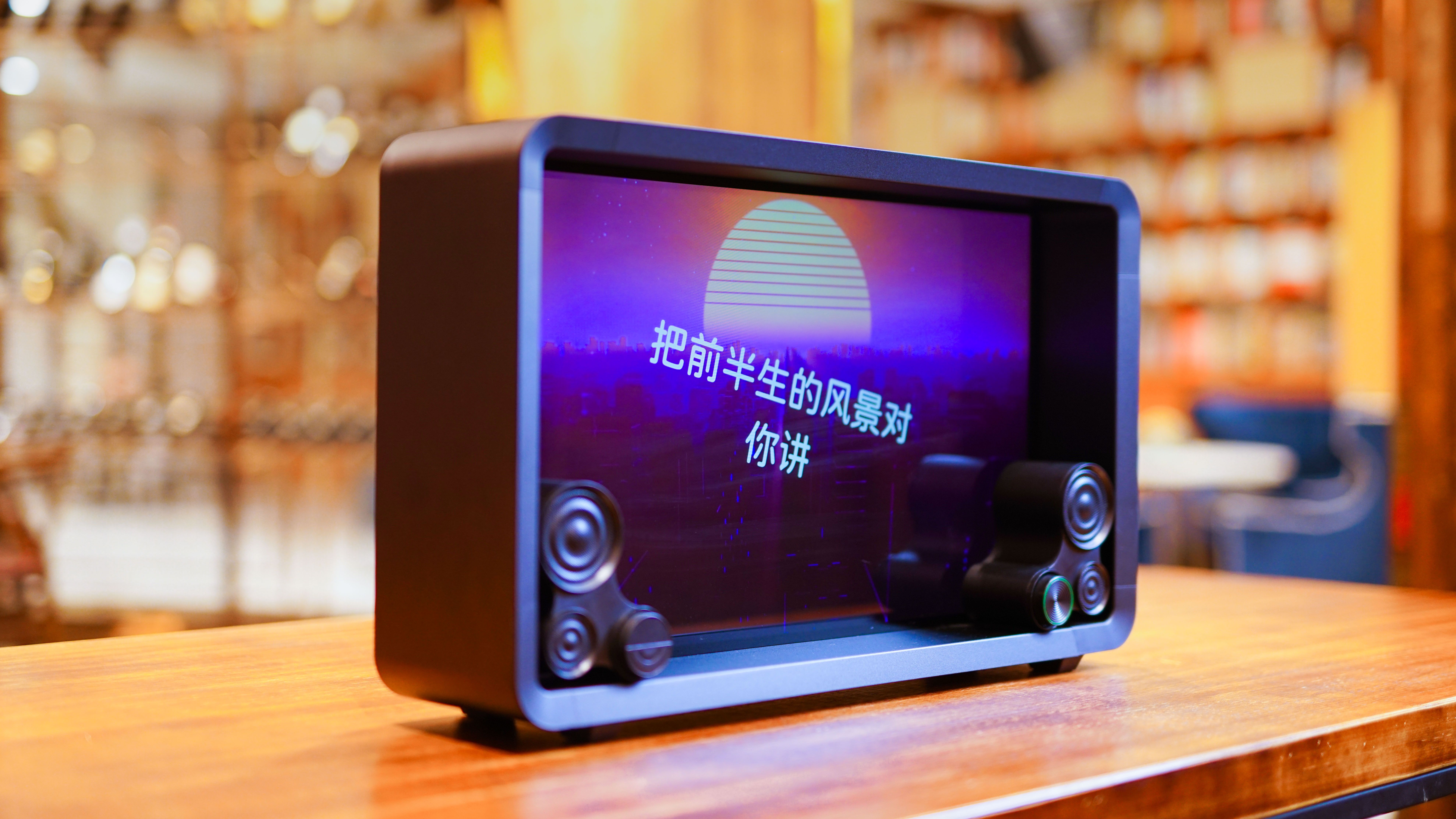 世间最靓神器，Lyiew 悬浮歌词蓝牙音箱，演绎别样的音乐视听盛宴