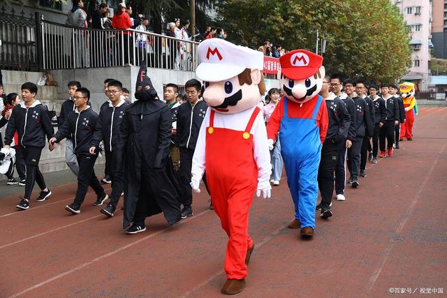 广州一高校惊现“黑丝运动媛”，大学穿衣自由，但公众场合要得体