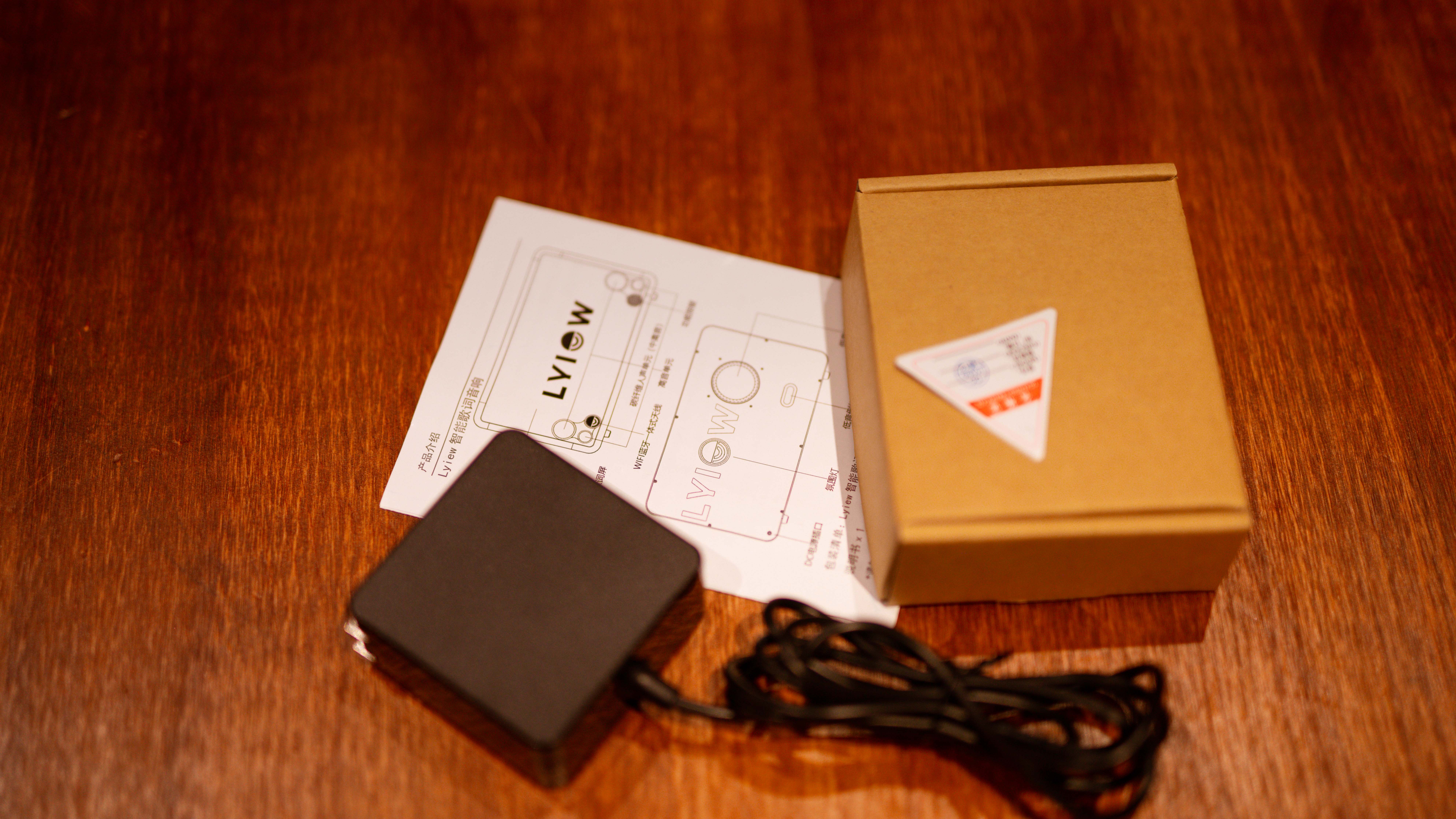 世间最靓神器，Lyiew 悬浮歌词蓝牙音箱，演绎别样的音乐视听盛宴